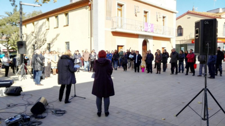 Prop d'un centenar de persones s'han concentrat a la pl. de la Vila per dir prou a la violència de gènere