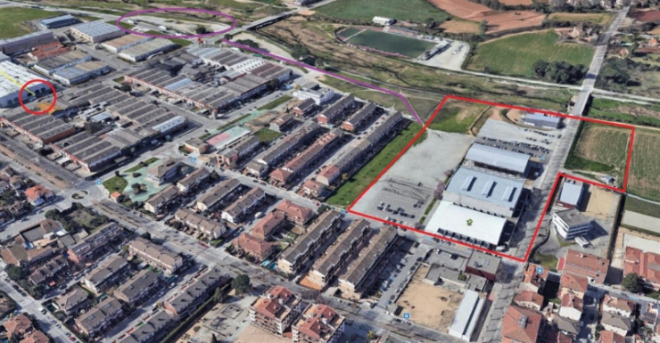 En vermell, els estacionaments de terra que es tancaran i en violeta el nou aparcament habilitat