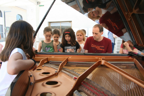 El piano de cua a la plaça de la Vila, el 2017