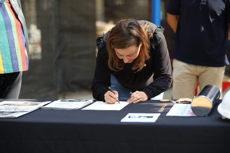 Marta Morera, signant l'acta de col·locació de la primera pedra