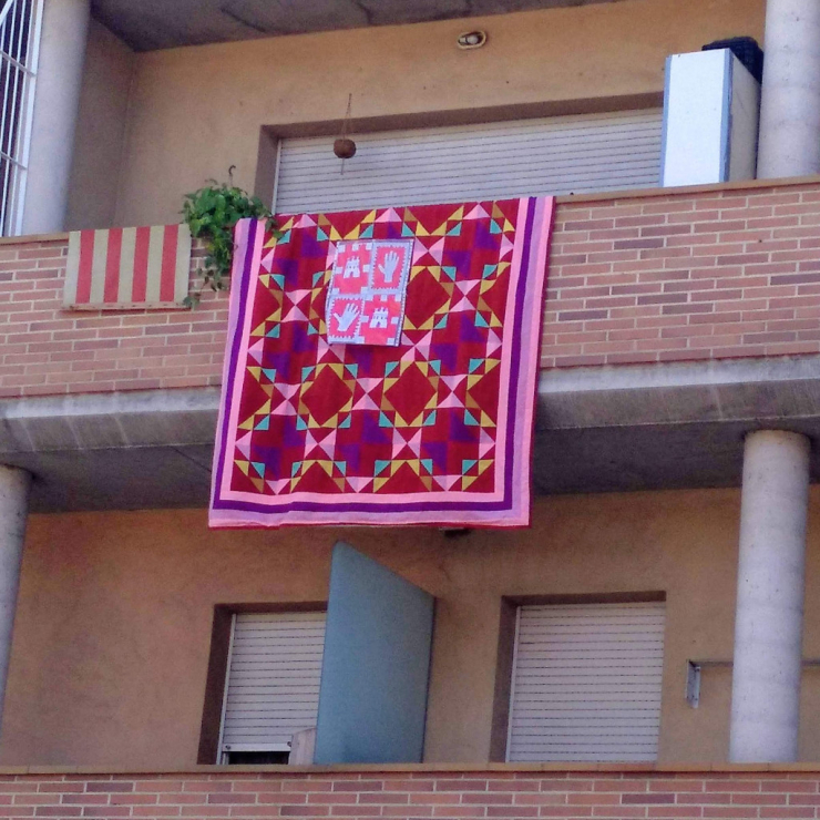 Balcons engalanats per celebrar el Mercat Medieval