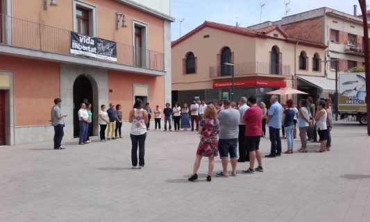 Minut de silenci a la plaça de la Vila