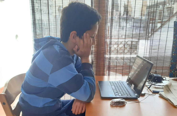 Nen estudiant a casa