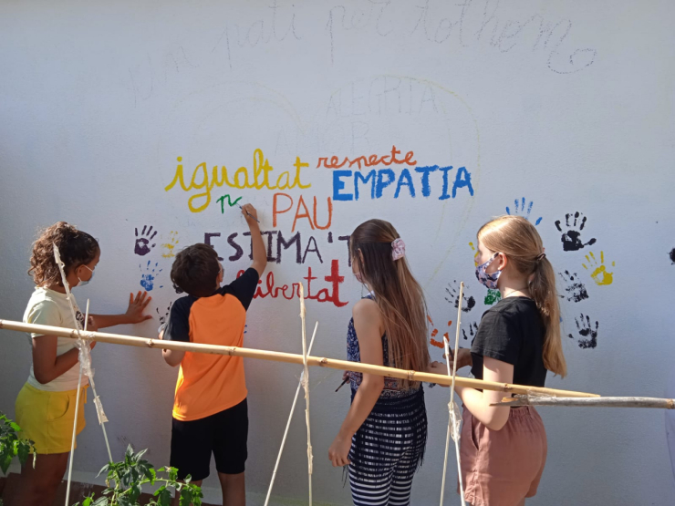 L’alumnat de 5è de Primària porta a terme la primera proposta sorgida del Consell d’Infants: la pintada de murals als patis