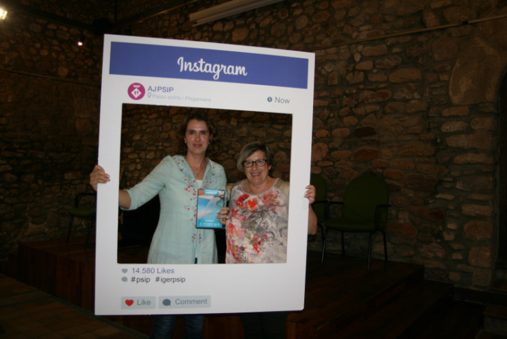 Núria Vert amb la regidora de Festes, Carme Sanz
