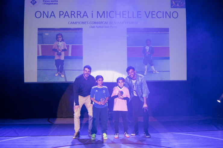 Ona Parra i Michelle Vecino Campìones Comarcals Benjamí Femení Futbol Sala