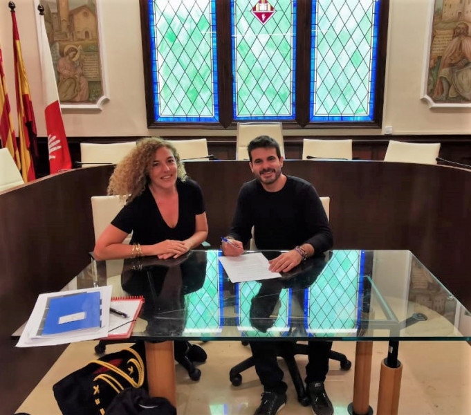 L'alcalde Oriol Lozano amb una de les representants de la productora de la sèrie
