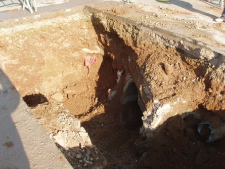 Reparació d'un tram de clavegueram trencat al camí de Can Llonch