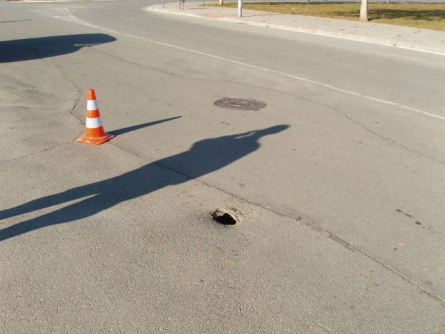 Reparació d'un tram de clavegueram trencat al camí de Can Llonch