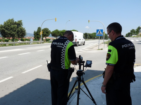 Agents de la policia local en la campanya de control de velocitat