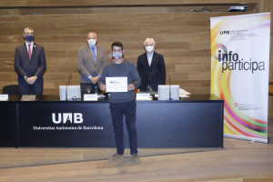 L'alcalde, Oriol Lozano, recollint el Segell Infoparticipa amb el 100%