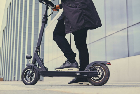 Un Patinet elèctric o Vehicle de Mobilitat Personal (VMP)