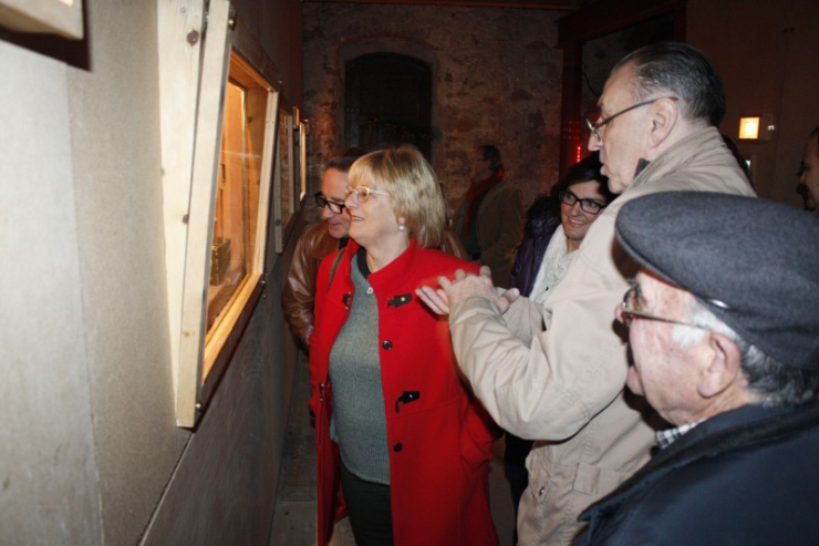 L'alcaldessa, Teresa Padrós, mirant un dels diorames