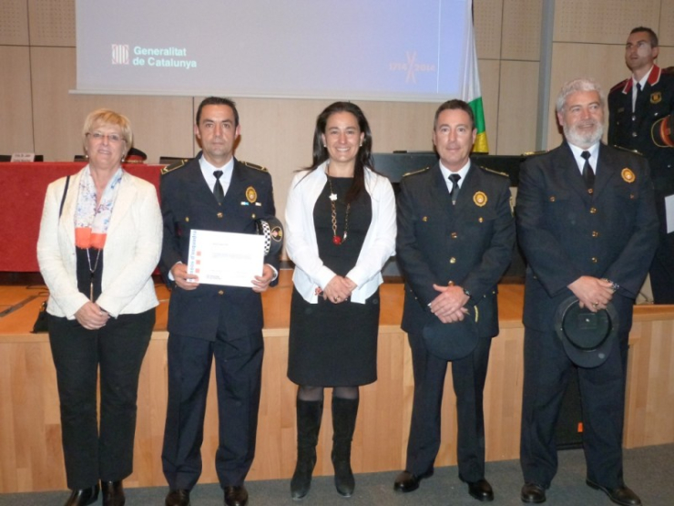 D'esquerra a dreta, l'Alcaldessa Teresa Padrós, la regidora Àngels Marcuello, el caportal Ángel Gallego, el sergent Ramon Martínez i el coordinador de l'Àrea de Seguretat Municipal, Joan Gràcia