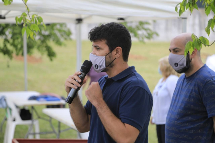 Plantada d'arbres. L'alcalde, Oriol Lozano, i el regidor de Gestió Ambiental, Jordi Plaza