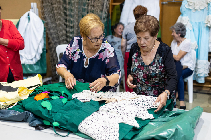 Preparació desfilada de vestits de paper