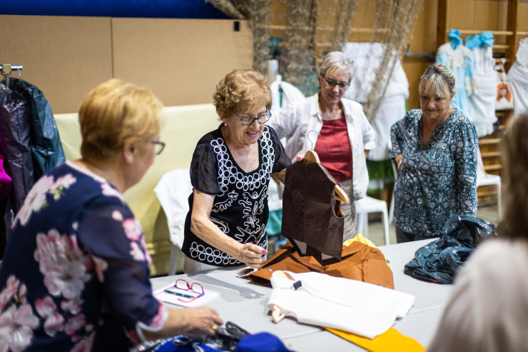 Preparació desfilada de vestits de paper