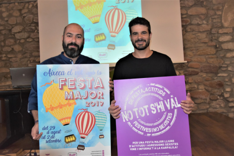 Jordi Plaza i Oriol Lozano amb els cartells de la Festa Major