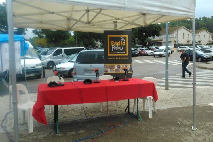 Carpa de la ràdio al Mercat Setmanal