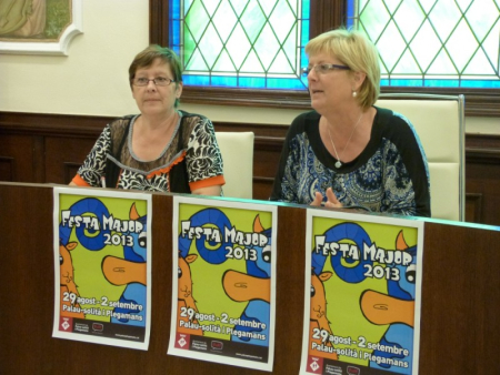 L'Alcaldessa, Teresa Padrós (a la dreta), i la regidora de Festes, Carme Sanz, durant la presentació de la programació de Festa Major