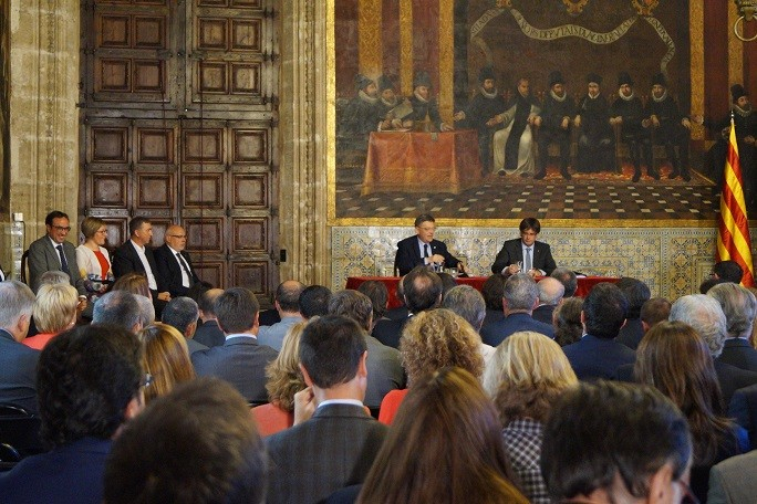 Els presidents català i valencià Carles Puigdemont i Ximo Puig