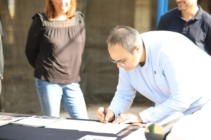 El tinent d'alcalde de Territori, Jordi Pujol, signant l'acte de col·locació de la primera pedra