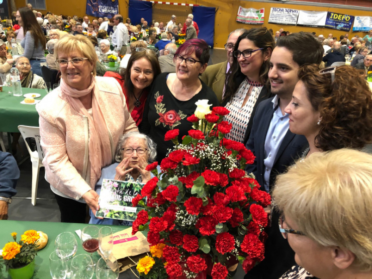 Un ram de flors per les majors de 100 anys
