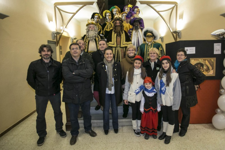 L'Alcaldessa i diversos regidors i regidores reben els Reis Mags a la Casa Consistorial.