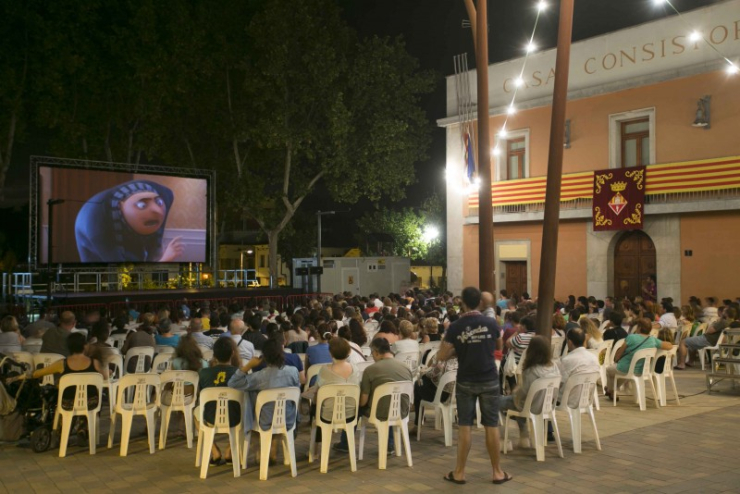 La plaça es va omplir per gaudir del cinema a la fresca
