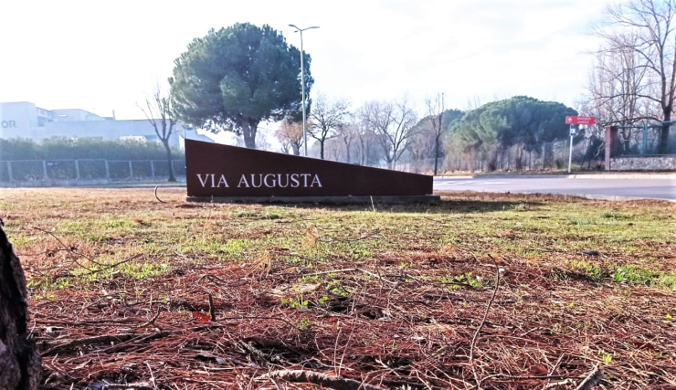 Monument que senyalitza el pas de la Via Augusta per Palau-solità i Plegamans