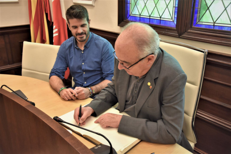 Signatura per part del conseller Bargalló del llibre d'honor de l'Ajuntament.