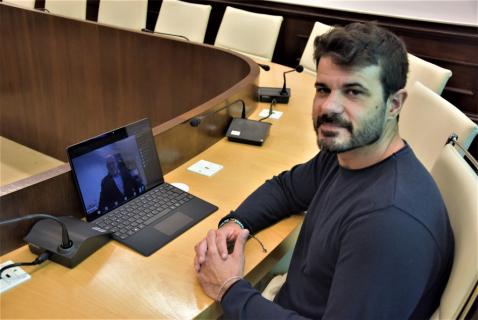 L'alcalde, Oriol Lozano, durant la signatura del conveni per video conferència amb Jordi Sierra, representant de la Fundació Mapfre