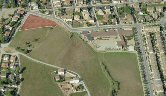 Marcat en marró el lloc on es preveu la construcció dels pisos