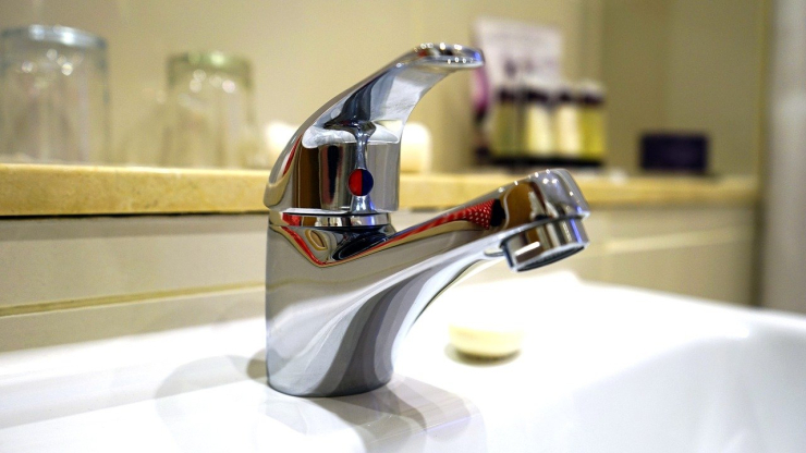Una aixeta d'un lavabo