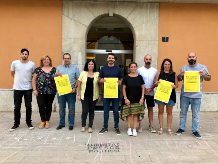 L'equip de govern de l'Ajuntament donant suport al dia internacional del TEL.