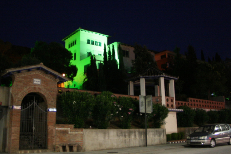 Torre de la Casa Folch il·luminada de verd com a mostra de suport a la campanya 'Fes un gest per l'ELA'.