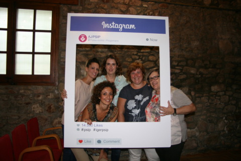 Les guanyadores amb la regidora de Festes, Carme Sanz