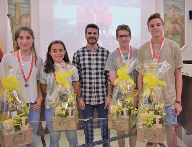 L'alcalde, Oriol Lozano, amb els jugadors i jugadores subcampions