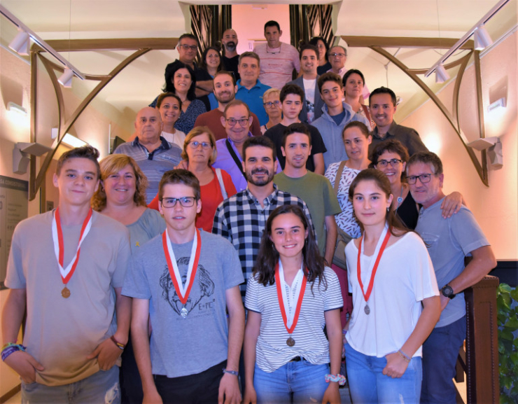 Els regidors i regidores amb els medallistes i els seus familiars