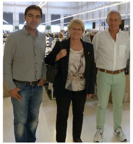 D'esquerra a dreta: Jordi Estruch, cap de Serveis Tècnics; Teresa Padrós, alcaldessa; Isak Andic, president de Mango