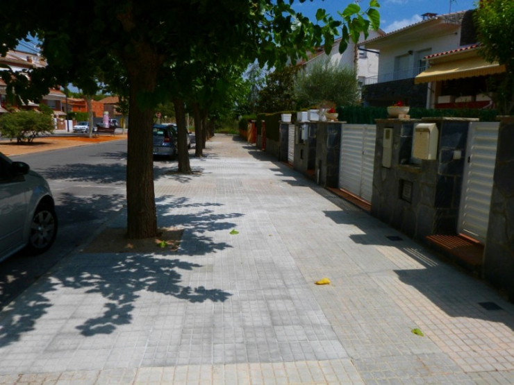 També s'han arranjat les voreres a la Rambla de Can Riera
