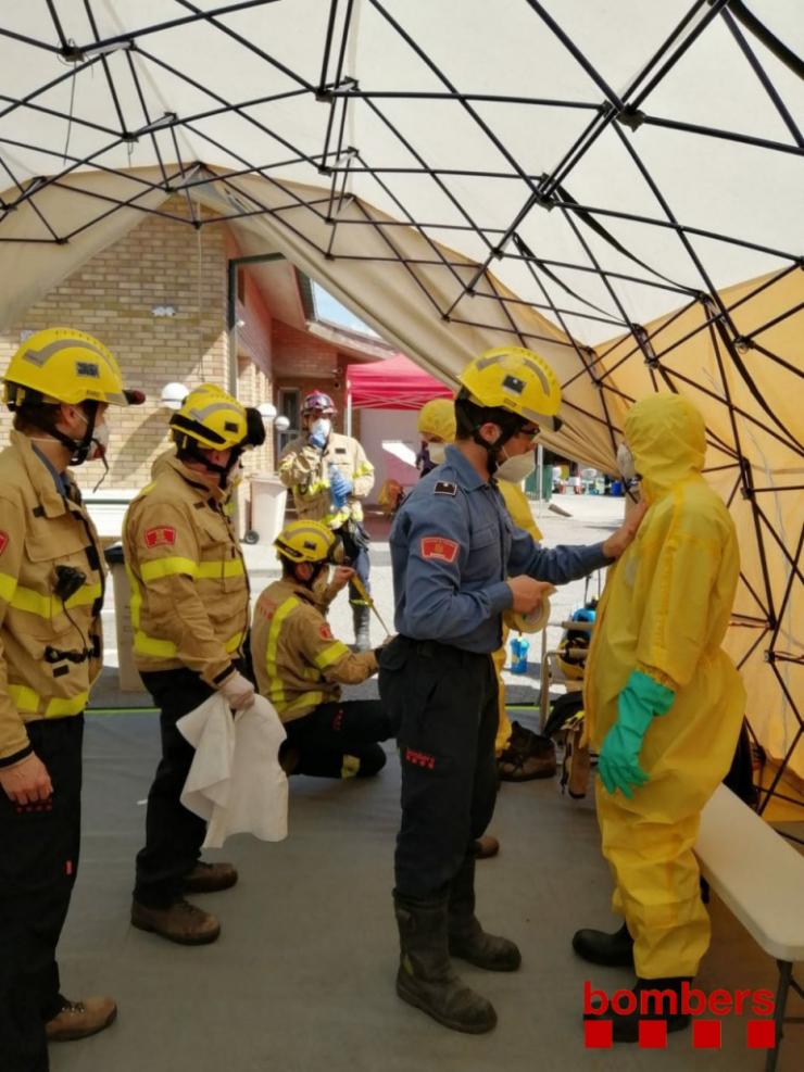 Bombers fent tasques de desinfecció