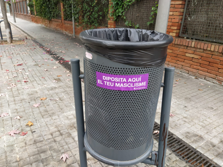Papereres amb el lema "Diposita aquí el teu masclisme"