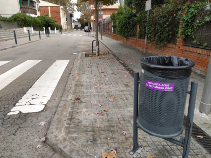 Papereres amb el lema "Diposita aquí el teu masclisme"