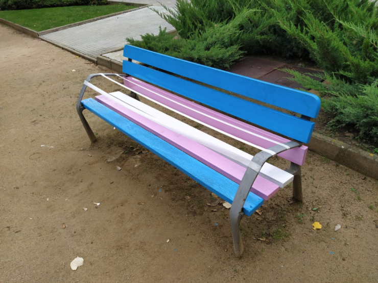 Banc de la plaça 11 de setembre amb la banera Trans