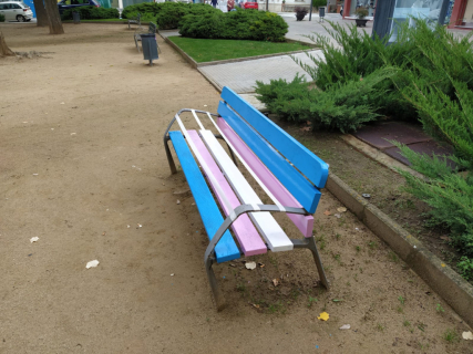 Banc de la plaça 11 de setembre amb la banera Trans