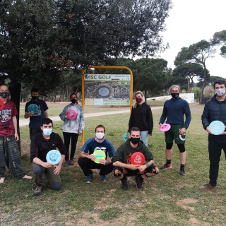 L'alcalde Oriol Lozano amb els Flying Squirrels en la presentació del camp de Discgolf. Foto: Flying Squirrels