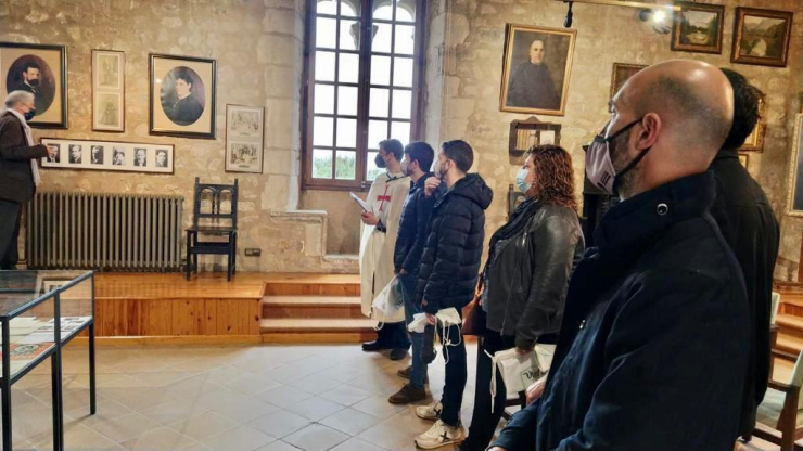 Part de l'equip de Govern durant la visita guiada al Castell i a la Fundació Folch i Torres.