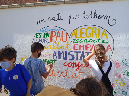 L’alumnat de 5è de Primària porta a terme la primera proposta sorgida del Consell d’Infants: la pintada de murals als patis