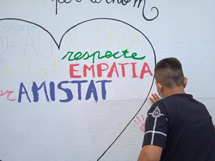 L’alumnat de 5è de Primària porta a terme la primera proposta sorgida del Consell d’Infants: la pintada de murals als patis
